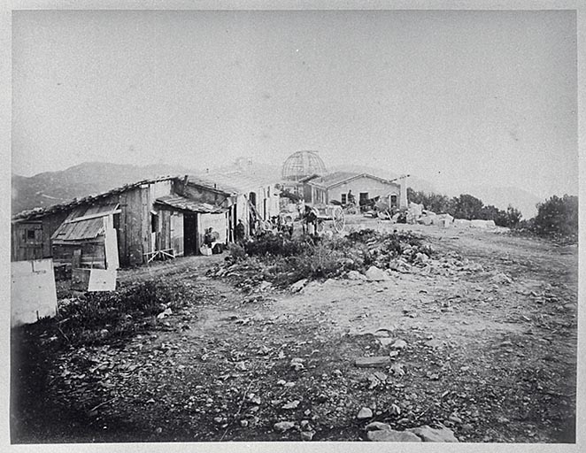 Logements des ouvriers sur le chantier de l'Observatoire avec l'abri pour l'instrument équatorial en construction, au second plan.