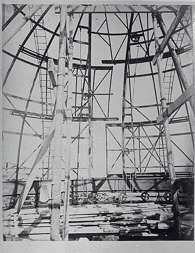 L'intérieur de la structure métallique de la coupole en cuivre de Magnier en construction.