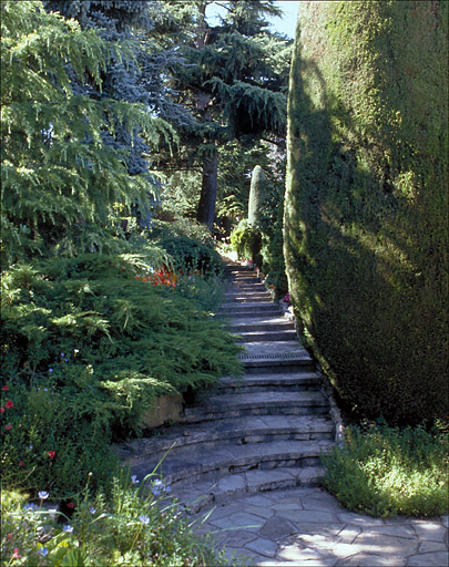 Une allée régulière en escalier. Vue prise vers le nord.