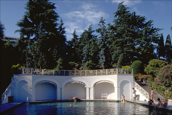 { La piscine. Vue axiale prise vers le nord.