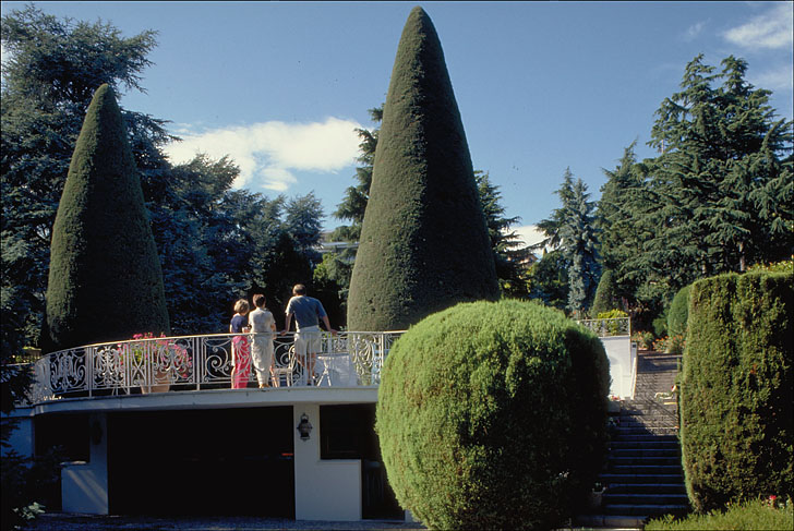 La piscine. Les vestiaires en étage de soubassement. Vue prise du sud.