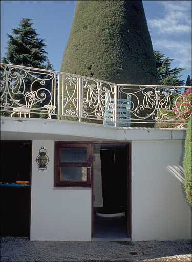 { La piscine. Une entrée des vestiaires en étage de soubassement. Vue prise du sud.
