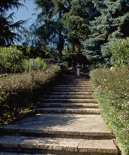 Allée régulière en escalier. Vue axiale prise vers le nord.