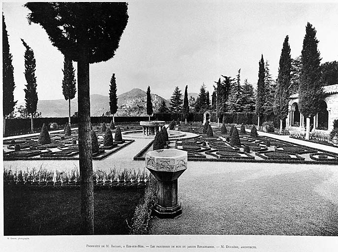 Propriété de M. Balsan à Eze-sur-Mer. Les parterres de buis du jardin Renaissance. M. Duchène architecte, 1927.