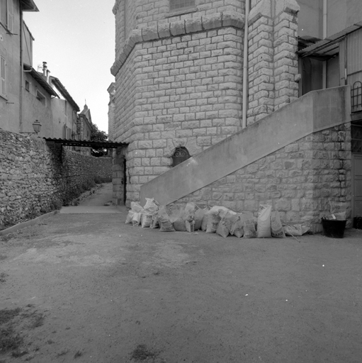 Partie inférieure de la chapelle Saint-Joseph, avec l'escalier d'accès à la porte de la chapelle. Au sous-sol, la "crypte", avec sa porte et une fenêtre.