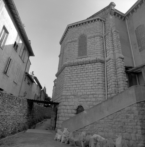 Extérieur de la chapelle Saint-Joseph. Noter l'épaisseur du cordon séparant les deux niveaux.