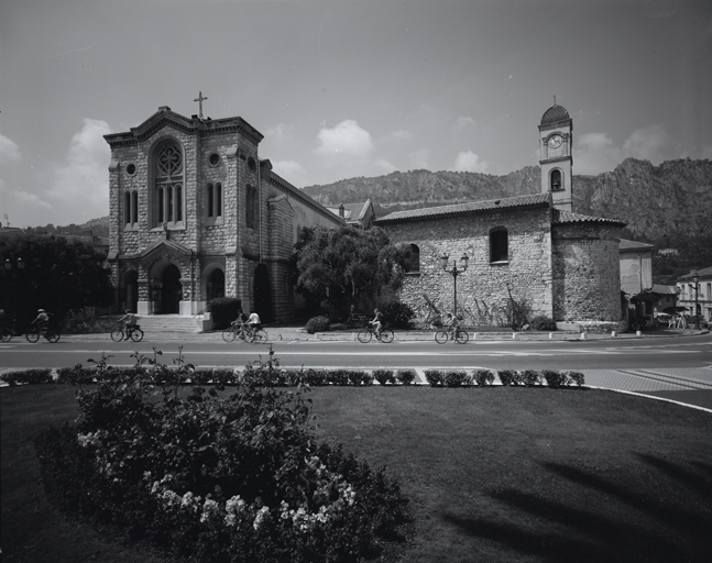 Vue d'ensemble de l'ancienne et de la nouvelle église paroissiale, prise du sud.