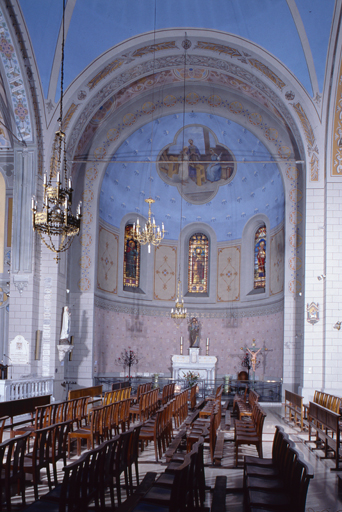 Vue d'ensemble. ; Vue d'ensemble des plaques commémoratives, de la clôture de choeur, d'une clôture de chapelle, d'un lustre, d'une croix, de la statue de saint Joseph.