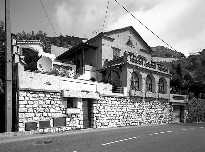 Fig. 74      Villa qualifiée de régionaliste avec pignon orné dun faux pigeonnier, et génoise en retour.