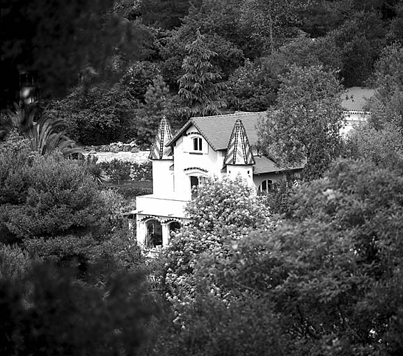 Maison située en contrebas de l'ancienne carrière. Vue d'ensemble de la façade sud-est depuis l'est.