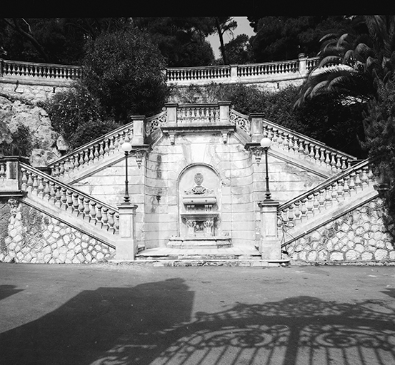 Vue d'ensemble de l'escalier situé face au portail, depuis le sud-est.