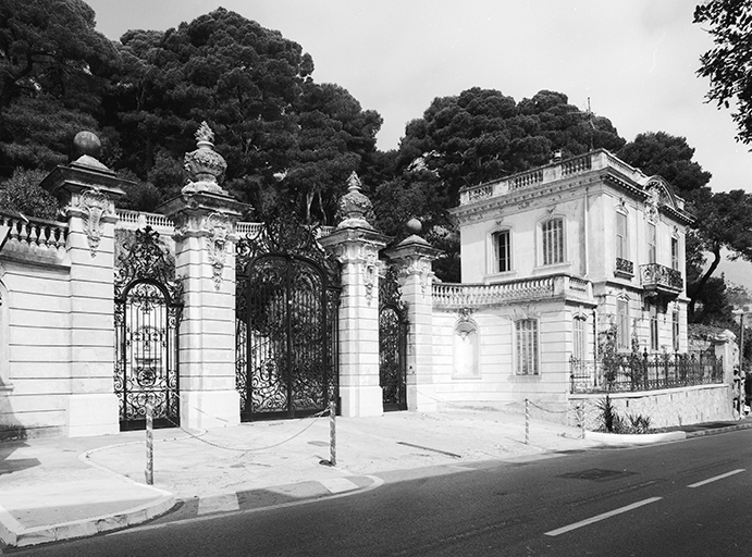 Vue perspective partielle du portail, depuis le sud-ouest.
