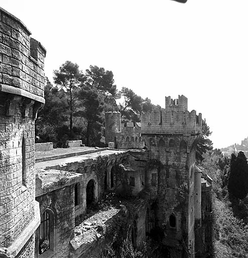 Vue partielle des tours et de la façade sud-ouest du corps principal, depuis l'extrémité de l'aile sud-ouest.