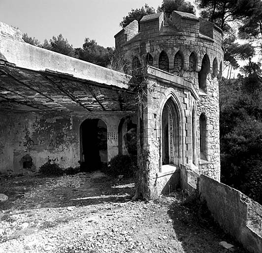 Vue partielle d'une pièce ouvrant sur une terrasse située au dernier étage dans l'angle sud-est du corps principal, depuis le sud-est.