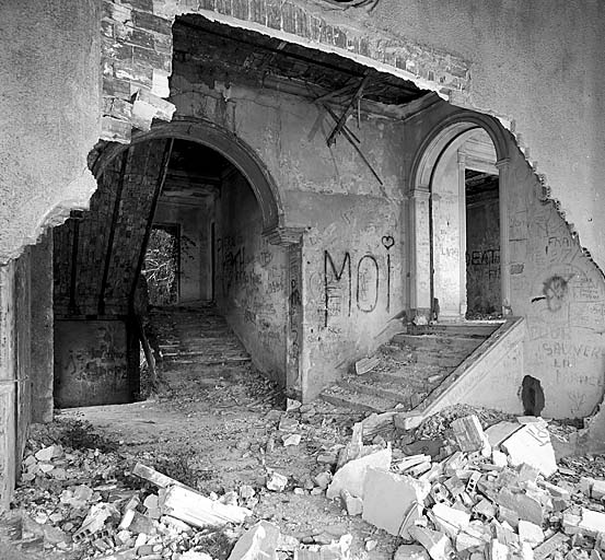 Vue partielle de l'escalier principal situé au premier étage dans l'aile sud-ouest et de l'escalier donnant accès au salon d'angle situé dans l'angle sud-ouest au second étage du corps principal, depuis le sud-ouest.