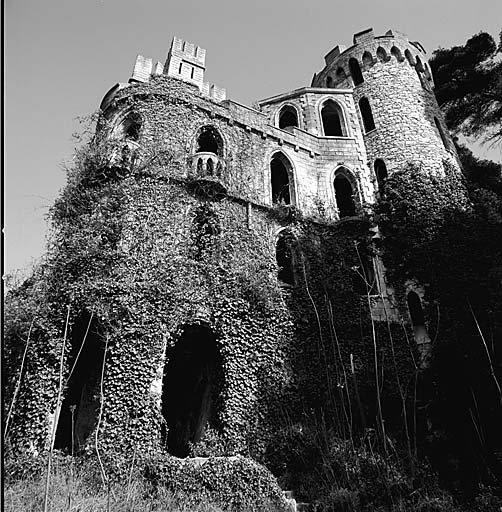 Vue d'ensemble de la façade est, depuis l'est.