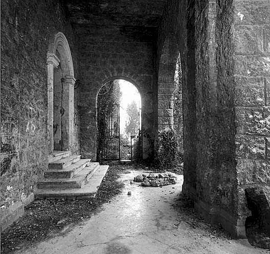 Vue intérieure du porche avec porte d'entrée, depuis l'angle sud-ouest.