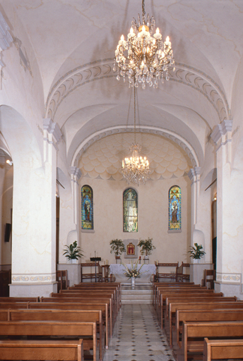 Vue d'ensemble du mobilier de la nef et du choeur.