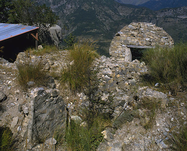 Restes des organisations de surface. Au deuxième plan, à gauche, le blockhaus-observatoire d'après guerre. A l'arrière-plan, sommets de l'Arboin et du col d'Agnon.