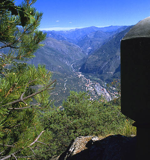 Blockhaus-observatoire. Vue sur la vallée de la Roya vers le nord.