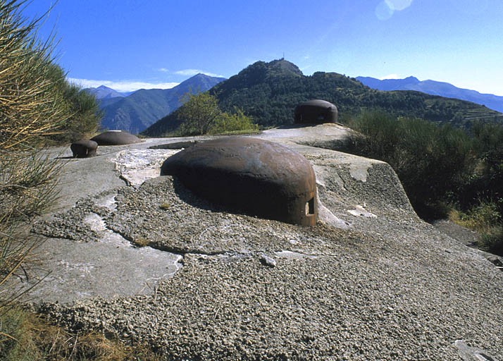 Breil-sur-Roya, ouvrage mixte du col de Brouis ; Dessus du bloc 3. Au premier plan, la cloche JM. A droite, cloche GFM, à gauche cloche LG. Derrière, Cime du Bosc.