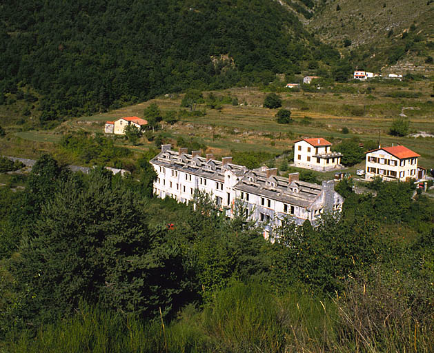 Ensemble du casernement de sûreté vu des dessus de l'ouvrage. Derrière, vallon de Brouis.