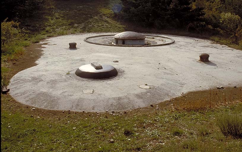 Bloc 6. Vue générale des dessus. Au premier plan, cloche LG. Au deuxième plan, tourelle de 135 en position de tir. Entre les deux, les cloches de prise d'air.