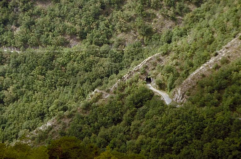 Vue sur la route d'accès.