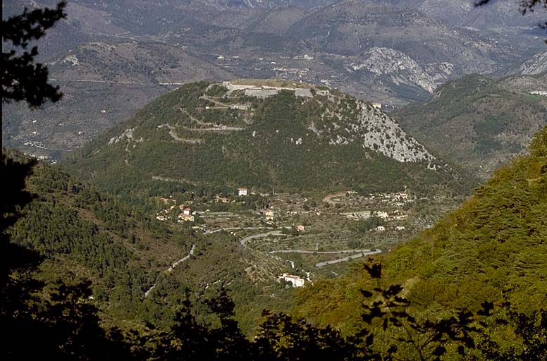 Vue de situation prise du sud-ouest. Derrière, de gauche à droite, l'Agaisen, les lacets du col du Perus et le Bau de la Nieya.