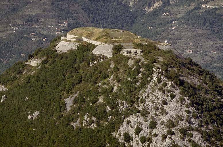 Télévue du fort et de l'ouvrage moderne prise du sud-ouest de la région du col du Farghet. A gauche, le bloc d'entrée, à droite, la casemate d'artillerie..