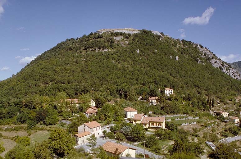 Le fort et le hameau du col Saint-Jean vus de la D 2204.