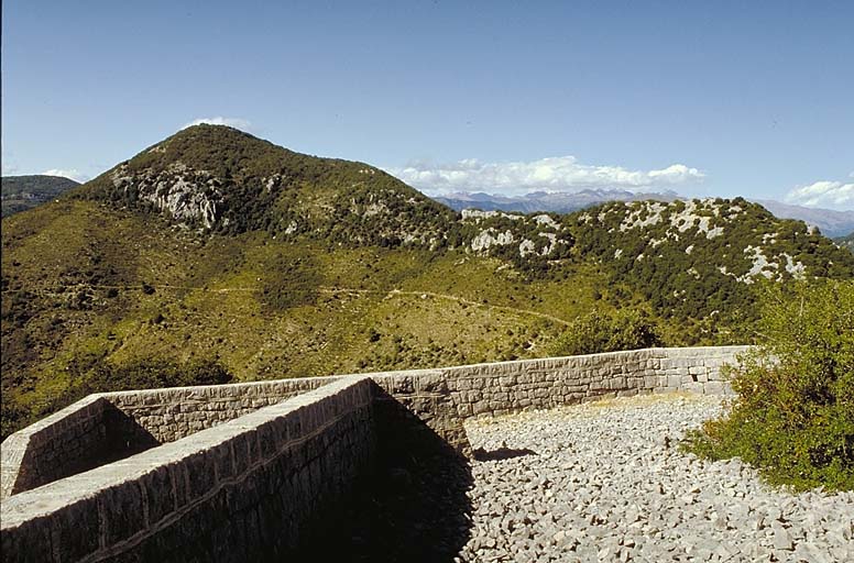 Pic de Garuche. Vue générale prise du poste de Siricoca par dessus le col de Verroux.