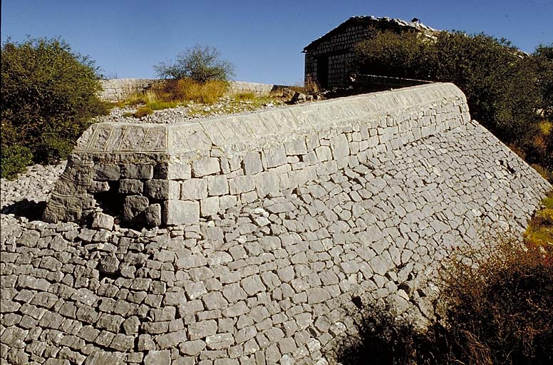 Poste de Siricoca. Vue extérieure. Au premier plan, le parapet, et derrière, le blockhaus. ; Vue extérieure. Au premier plan, le parapet, et derrière, le blockhaus.