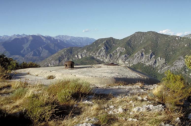 Pic de Garuche, dessus du bloc 2. ; Dessus du bloc 2. A l'arrière plan, le massif du Razet.