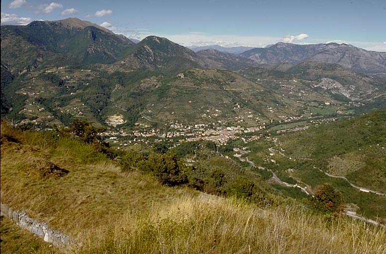 Front est. Crête d'artillerie. Vue prise des dessus du massif central vers le nord-est. Au premier plan, plateforme des pièces. A gauche, traverse 63 et guérite observatoire. Au fond à gauche, le mont Grazian. Au fond à gauche, ouvrage de l'Agaisen, puis ouvrage du Monte Grosso.