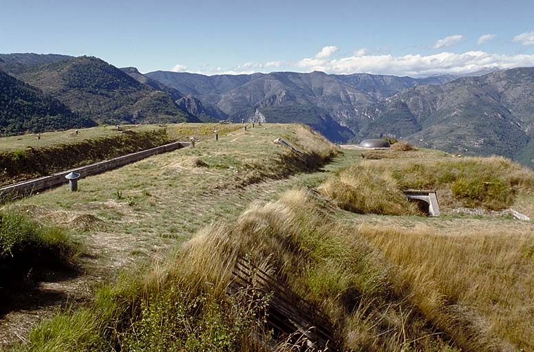 Dessus du massif central pris du sud-est. A droite batterie du front est et tourelle nord.