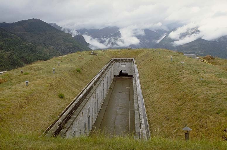 Sospel, fort du Barbonnet, vue des dessus. ; Massif central. Vue des dessus prise vers le nord. Au fond, à droite, tourelle nord.