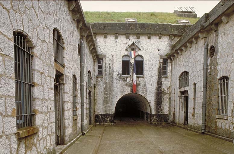 Cour centrale. Extrémité sud : passage central et au-dessus fenêtres des locaux de commandement.