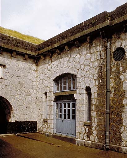 Cour centrale, extrémité sud.