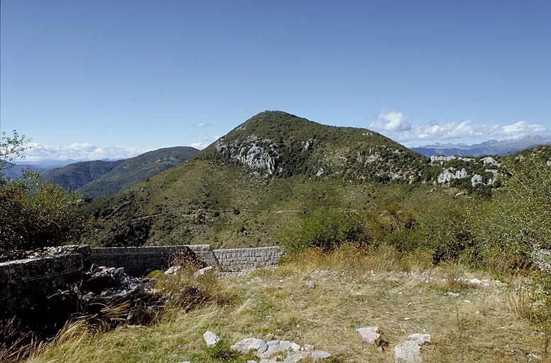 Pic de Garuche. Vue générale prise du poste de Siricoca par dessus le col de Verroux.