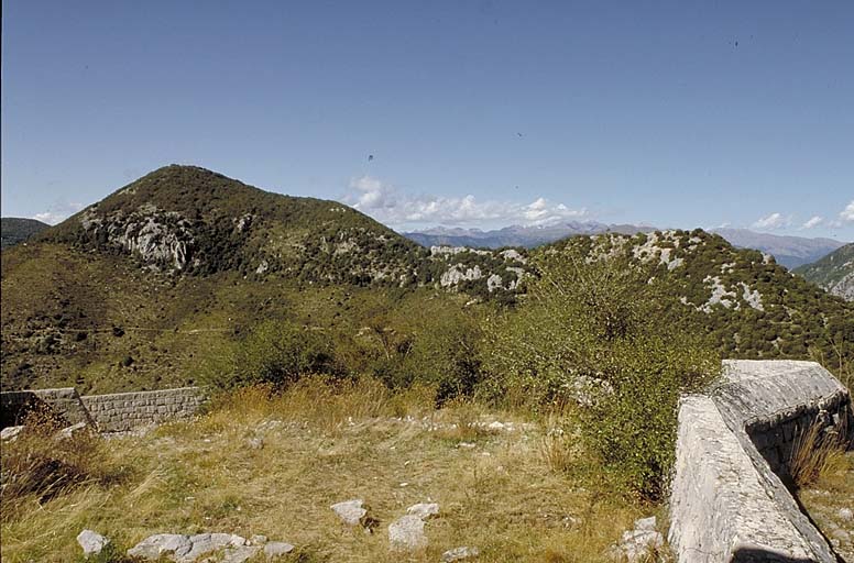 Pic de Garuche. Vue générale prise du poste de Siricoca par dessus le col de Verroux. ; Vue générale prise du poste de Siricoca par dessus du col de Verroux.