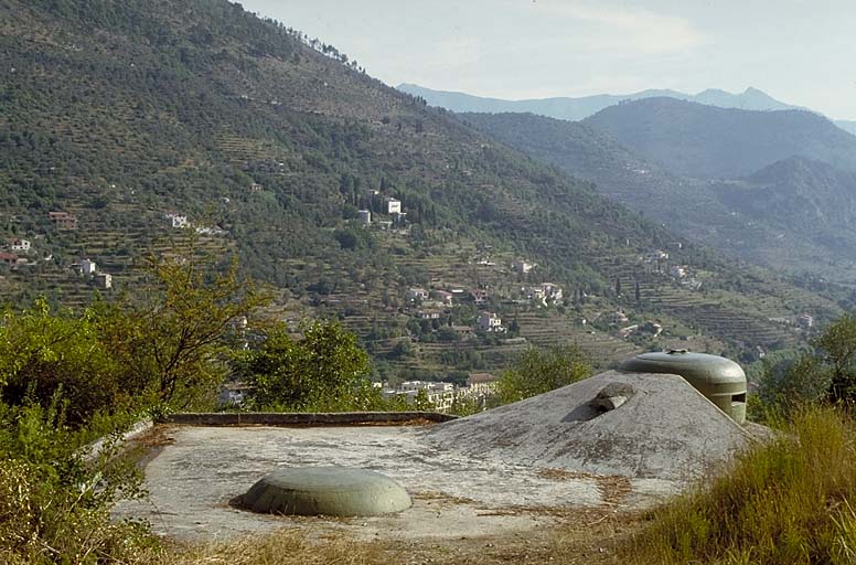 Bloc 3. Dessus. A gauche, la cloche lance-grenades. A droite, cloche observatoire V.D.P. Derrière, à gauche, l'Agaisen.