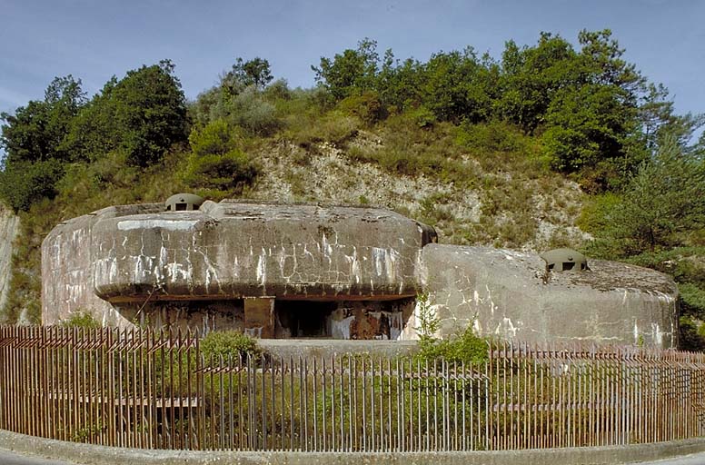 Bloc 4. Vue de face. Au centre, embrasure de canon de 75/29. Au-dessus, cloches de mitrailleuses JM 4 (à gauche) et JM 2 (à droite).