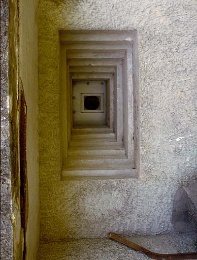 Sospel, casemate de Saint-Christophe Sud. Créneau de la mitrailleuse vu de face.