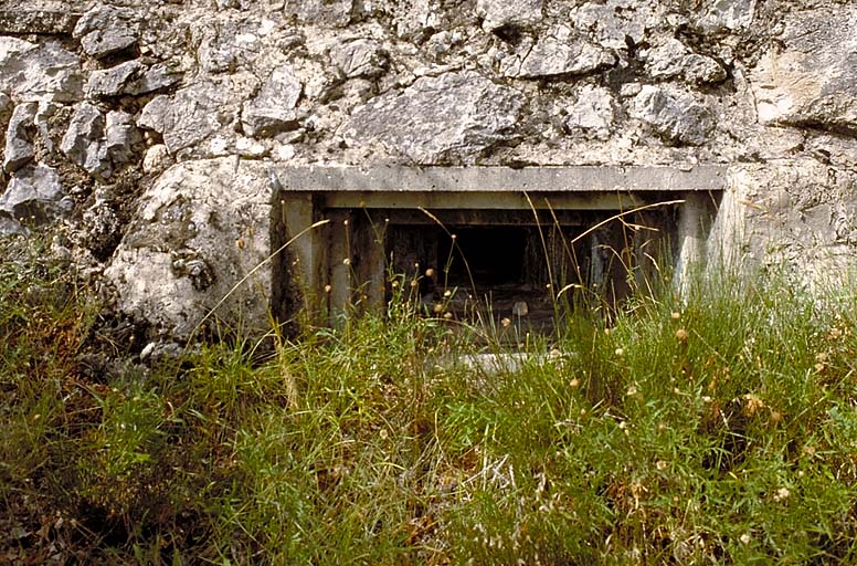 Embrasure de casemate de mitrailleuse de gauche.