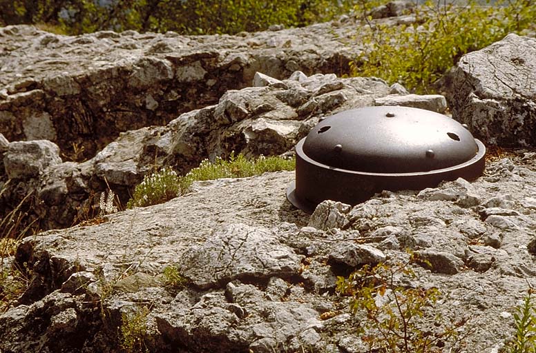 Dessus de l'ouvrage. Au premier plan, la cloche observatoire Saint-Jacques. A l'arrière-plan, la crête frontière, le Roc d'Ormea et la mer.