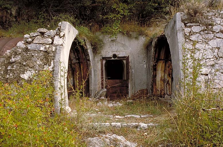 Entrée sud de l'ouvrage, entre deux abris extérieurs en tôles cintrées fortes (cantonnements de temps de paix).