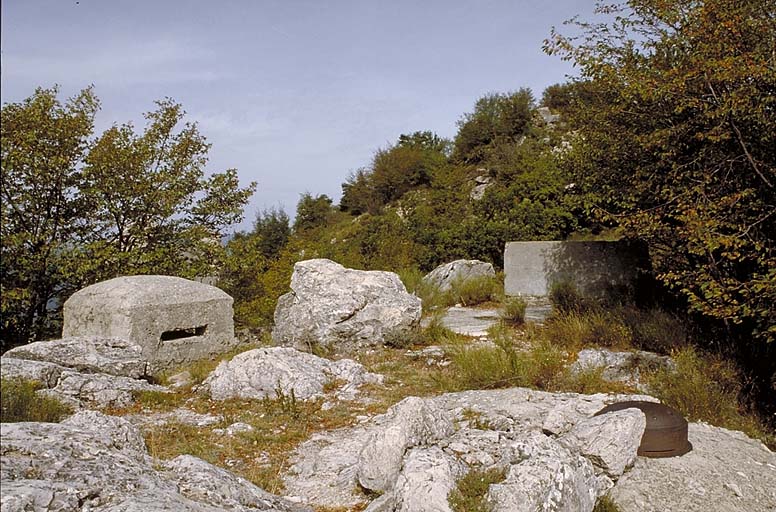 Dessus de l'ouvrage. Au premier plan, la cloche observatoire Saint-Jacques. A l'arrière-plan, la crête frontière, le Roc d'Ormea et la mer.