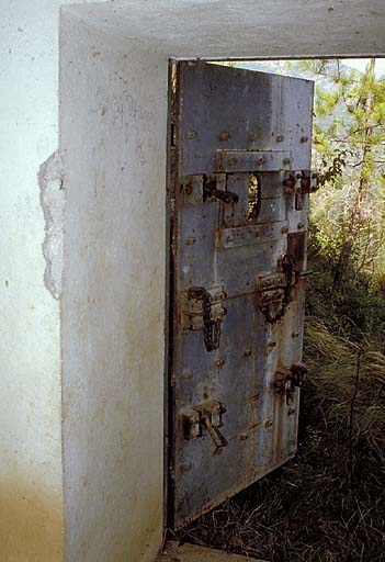 Sospel, casemate du Campaost. La porte blindée vue de l'intérieur.