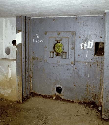 Sospel, casemate du Campaost. Niche blindée et embrasure de la  mitrailleuse vues de l'intérieur.